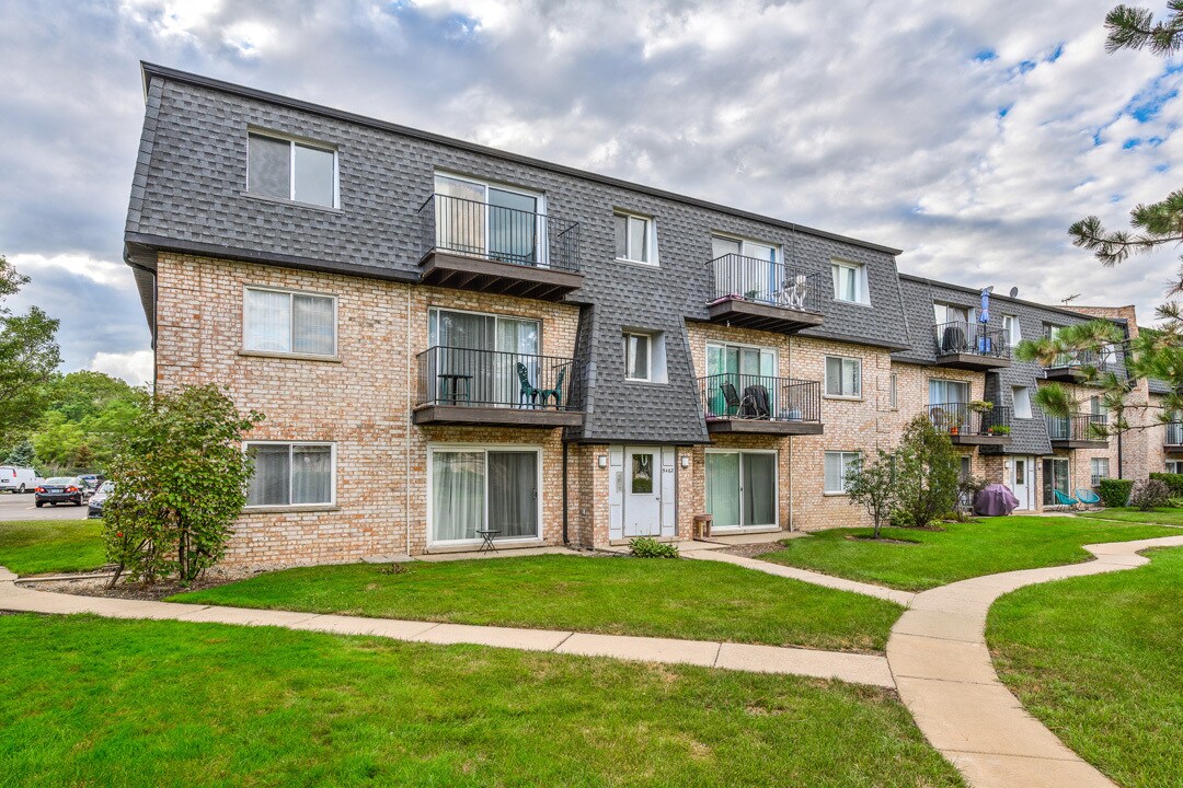 9462 Bay Colony Dr Unit 3S, Des Plaines, IL 60016 Condo for Rent in