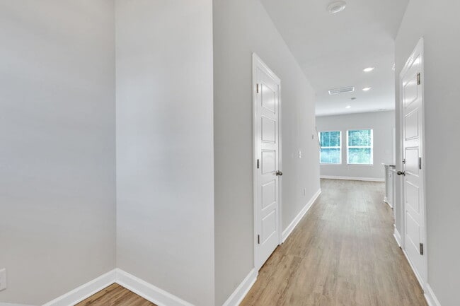 Building Photo - Two-story 3BR/2.5BA townhome in Foxcroft T...