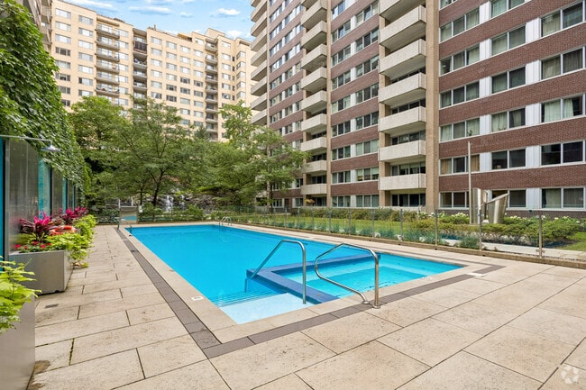 Exterior Pool - Le Parc