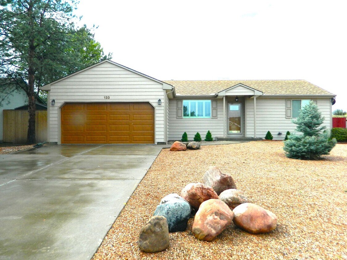 Primary Photo - Lovely 3 bedroom, 2 bathroom house with a ...