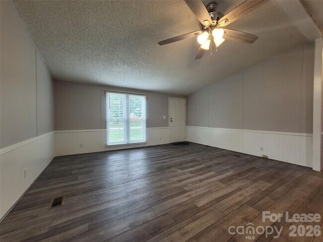 Building Photo - 179 Family Cir