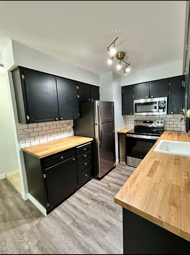 Building Photo - Charming 2BR Condo in Beaverton