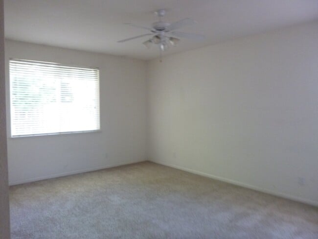 Building Photo - 4 bedroom 2 bath home located in Yuba City