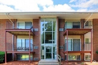 Building Photo - 10 Longwood Dr
