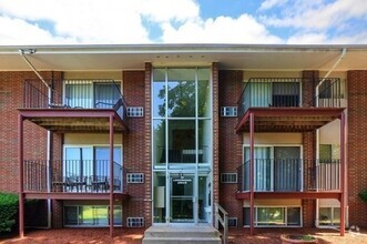 Building Photo - 10 Longwood Dr