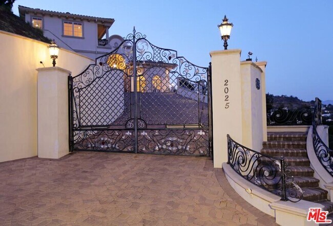 Foto del edificio - 2025 E Live Oak Dr