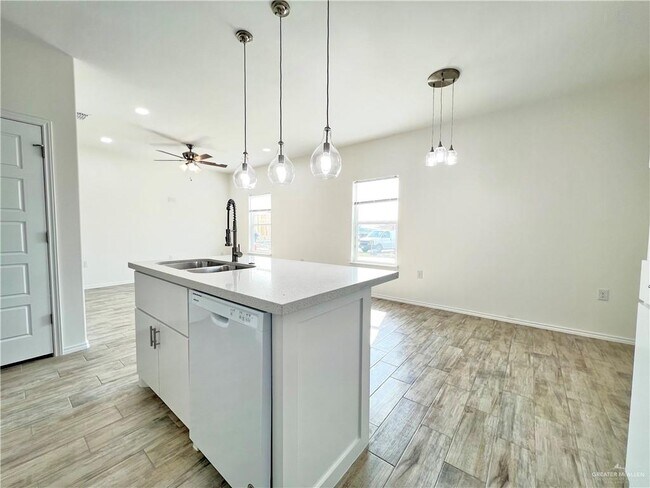 Building Photo - 2020 E Valley Cir