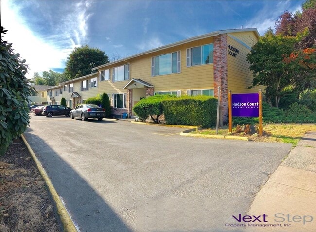 Building Photo - **$750 DEPOSIT & FREE FIRST MONTH'S RENT** Hudson Court - Spacious Main Floor Unit~ Great Natural...