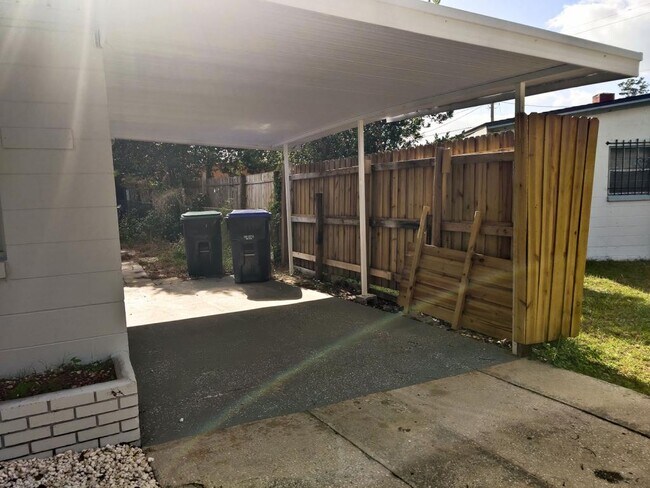 Building Photo - 5500 Balboa Dr