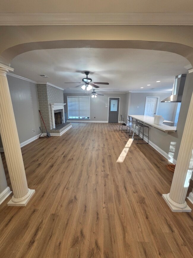 Building Photo - 12233 Park Lawn Ave