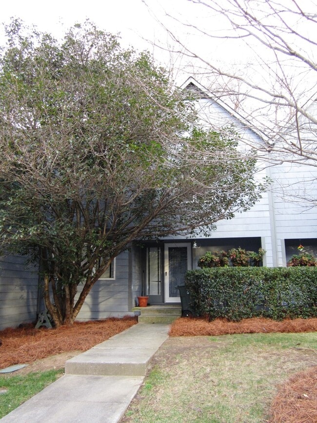 Building Photo - Perfect 2 bed 2.5 bath Lindley Park area T...
