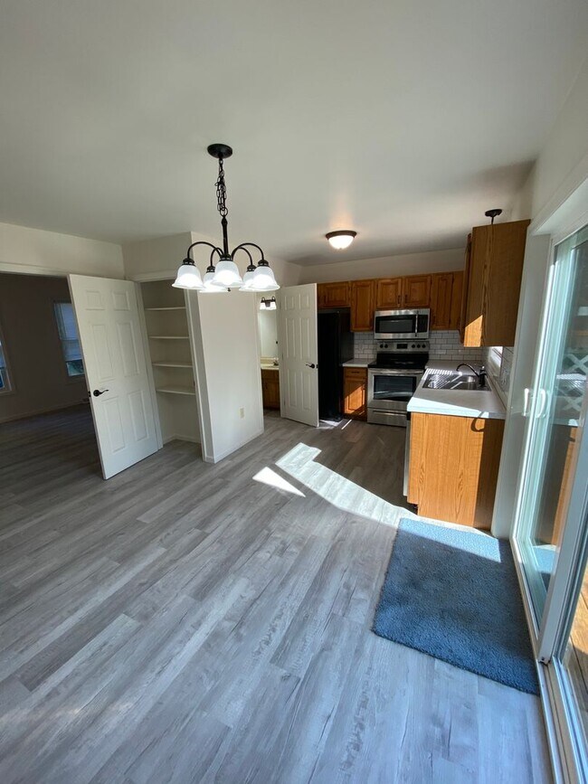 Building Photo - Beautiful 3 BR 1.5 BA End Unit Townhouse i...