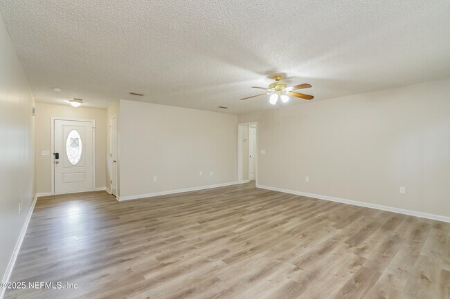 Foto del edificio - 737 Cypress Ave N