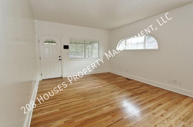 Building Photo - Charming Single-Level Bench Home