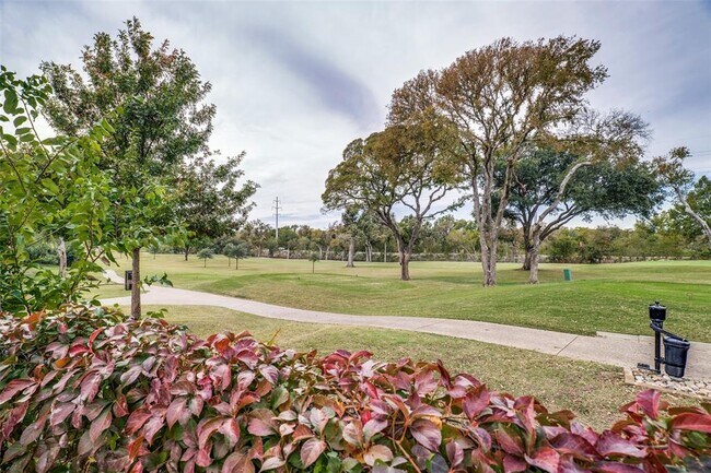 Foto del edificio - 15930 Coolwood Dr