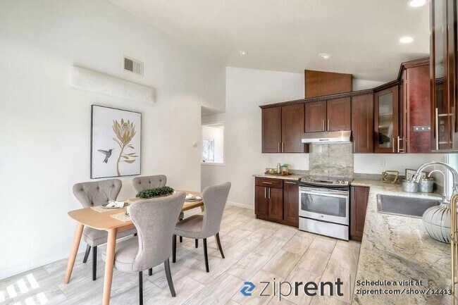 Foto del edificio - 32575 Lake Bridgeport St