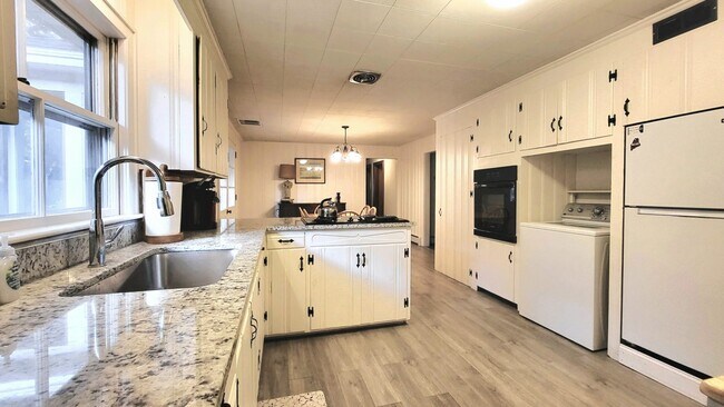 Building Photo - 9 Myrtle Ln
