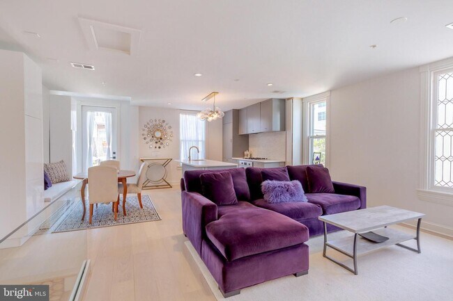 Foto del edificio - 2025 Hillyer Pl NW