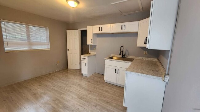 Building Photo - 2252 Maple Ave