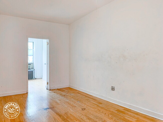 Building Photo - 1324 Halsey St