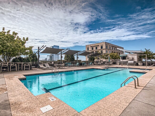 Terraza de la piscina - 333 W Trade St