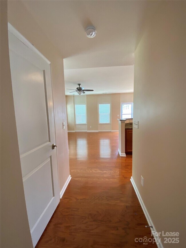 Foto del edificio - 2601 Silverthorn Dr