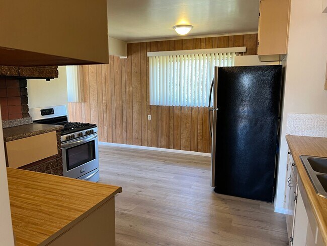 Building Photo - Spacious 3BR/1.5BA Ranch Style Home with H...