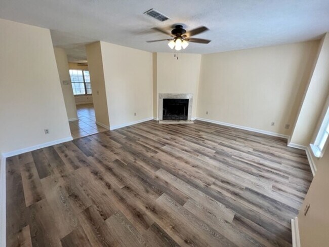 Foto del edificio - 2 Bed/1.5 Bath Towhome on Cul-De-Sac, *Backyard Privacy Fence*