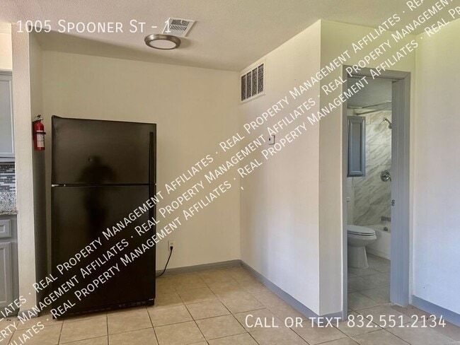 Building Photo - 1005 Spooner St