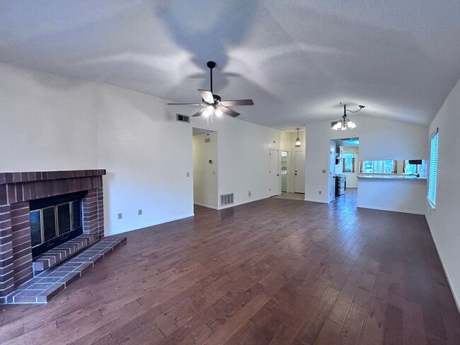 Foto del edificio - 1/3 OFF ONE MONTH RENT IF APPROVED AND MOVED IN BY 12/25