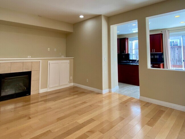 Building Photo - 3 Bedroom 2.5 Bath + Den Single Family Home in Desirable Santa Clara Community