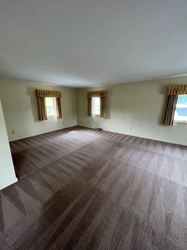 Building Photo - Lovely 2 BR 1 BA rancher near Penn Manor H...