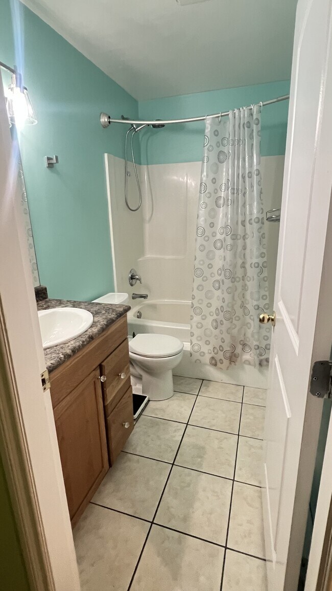 Photo du bâtiment - 665-665 Admirals Rd