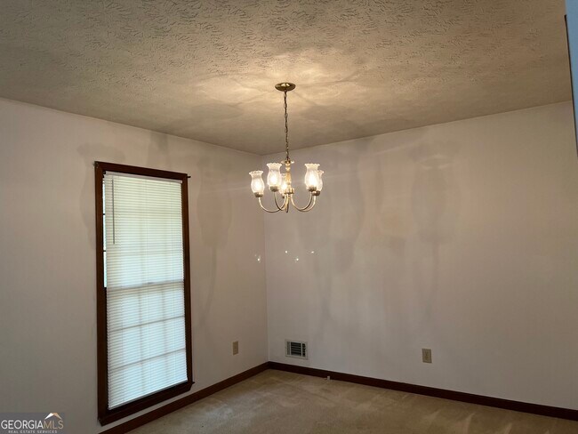 Building Photo - 380 Hidden Valley Dr SE