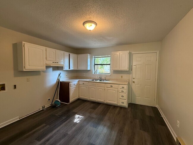 Foto del edificio - Two bedroom, 1 bath house in Burlington
