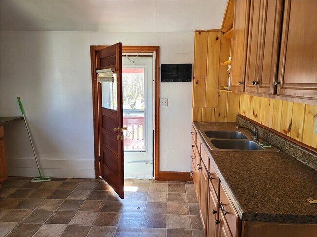 Foto del edificio - 143 Centennial St