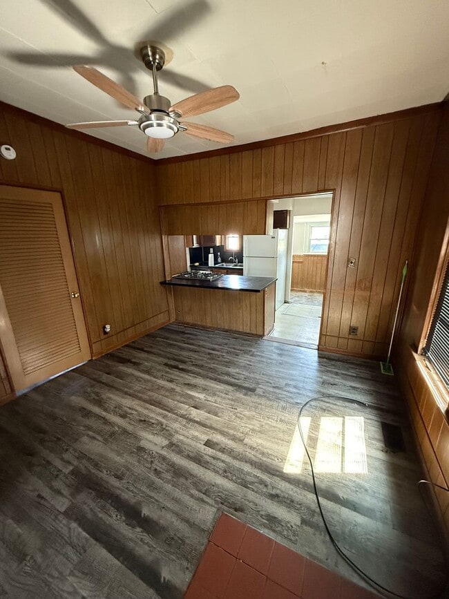 Building Photo - 2 Bed Room 1 Bath