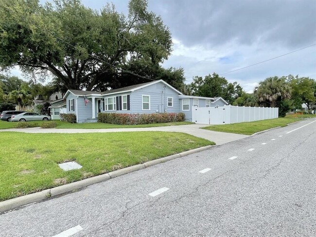 Building Photo - 3824 W Corona St