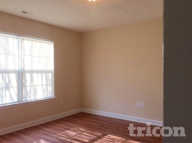 Foto del edificio - 919 Lakehill Rd