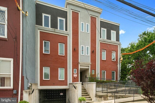 Building Photo - 2-Bed 2.5-bath Condo in Poplar