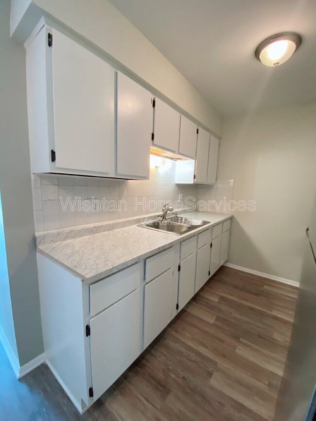 Building Photo - 204 Charleston Blvd