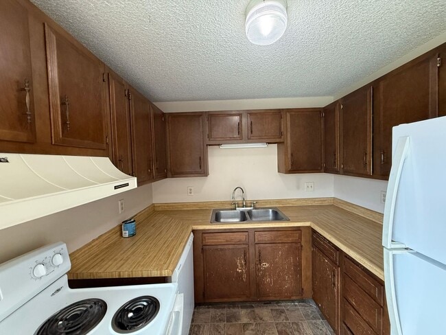 Building Photo - Two Bedroom, One and Half Bathroom Townhouse!