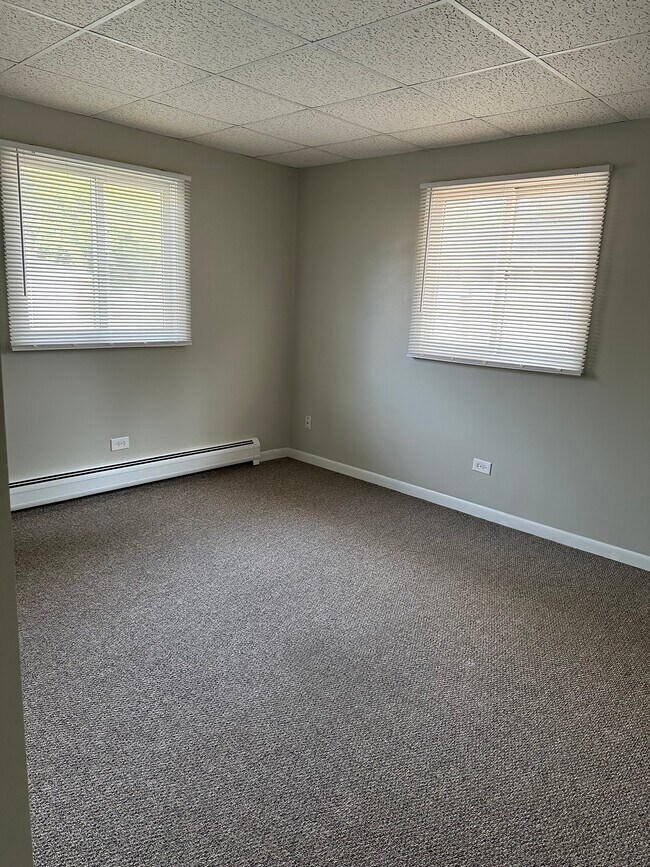 Building Photo - 2099 Vernon Dr