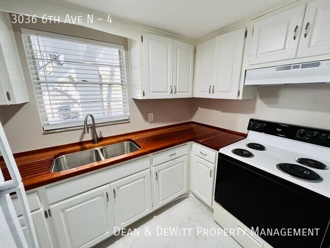 Building Photo - Newly Renovated in Prime Location!  Kenwoo...