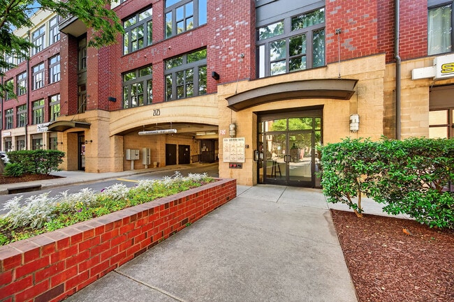 Building Photo - 2125 Southend Dr