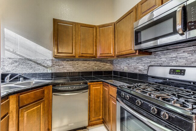 Foto del edificio - Prestigious Tri Level Home on East Side