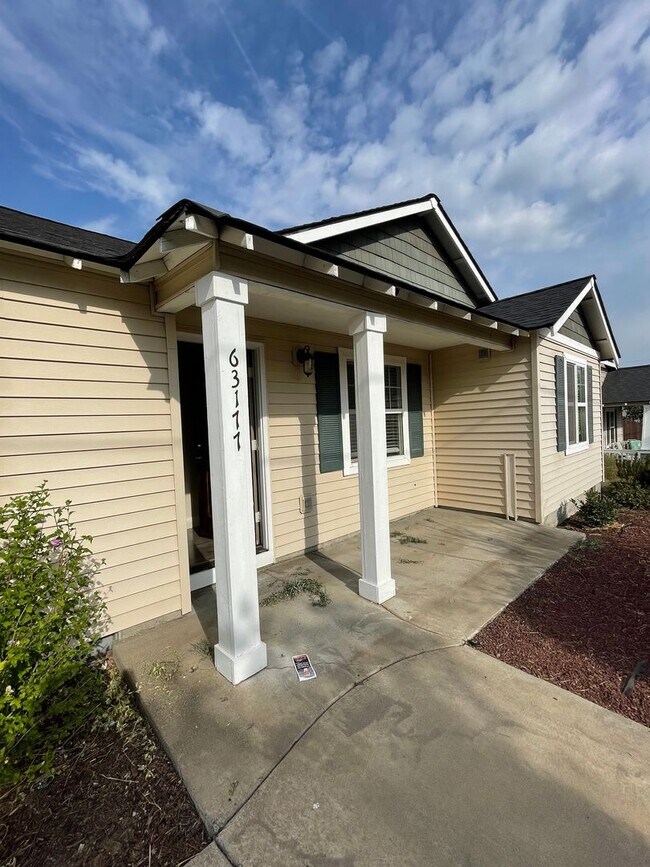 Building Photo - Charming NE Bend Home