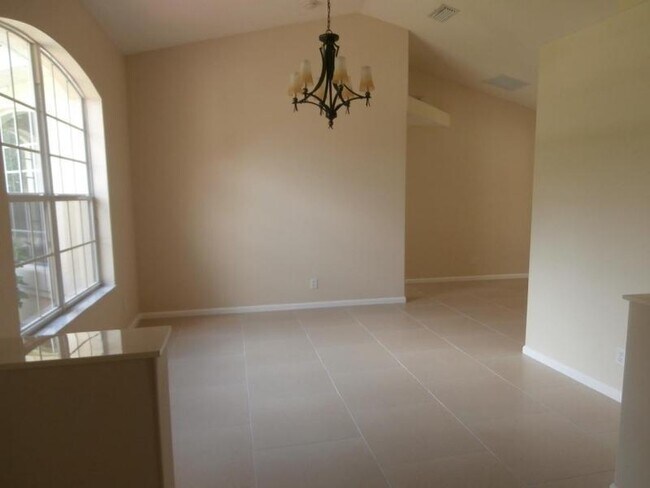 Foto del edificio - Three Bedroom Two Bath Home