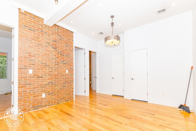 Building Photo - 518 Grand St