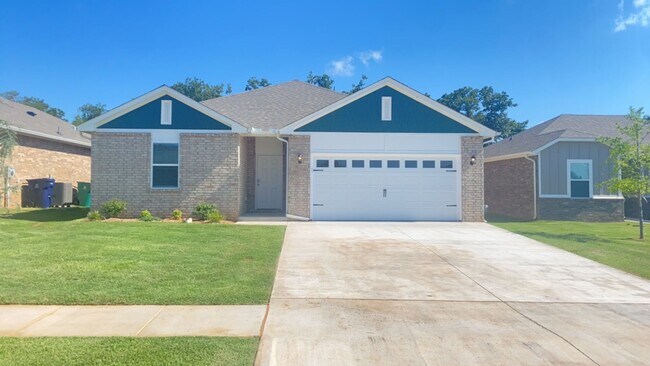 Building Photo - 3 Bedroom 2 Bathroom 2 Car Garage Home in ...